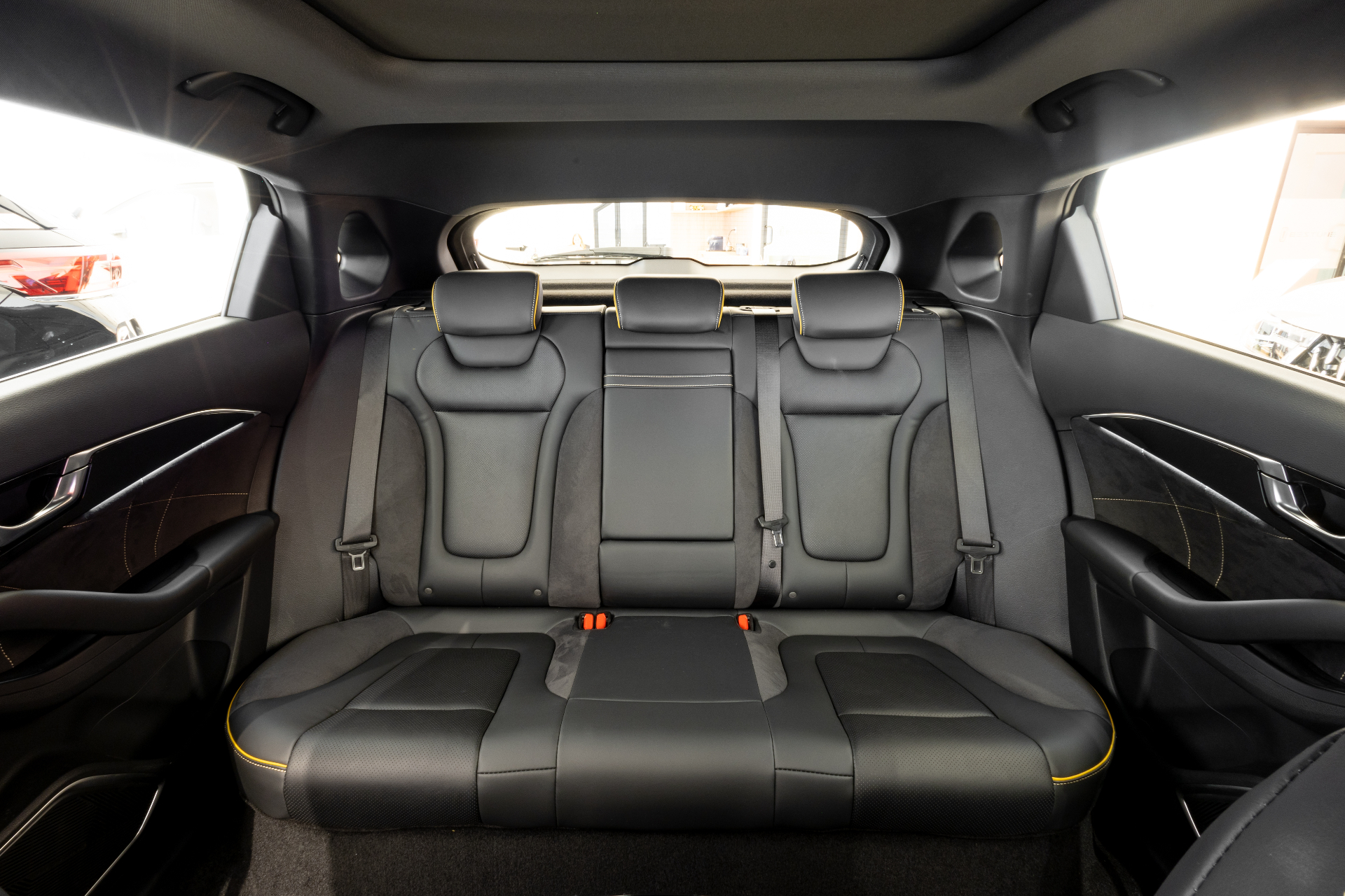 Bestune B70S interior con triple pantalla